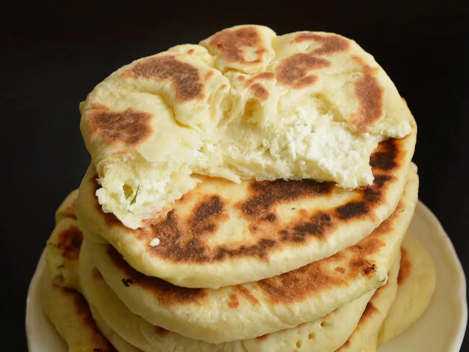 O reteta ca la bunica! Cum sa prepari turte umplute cu branza