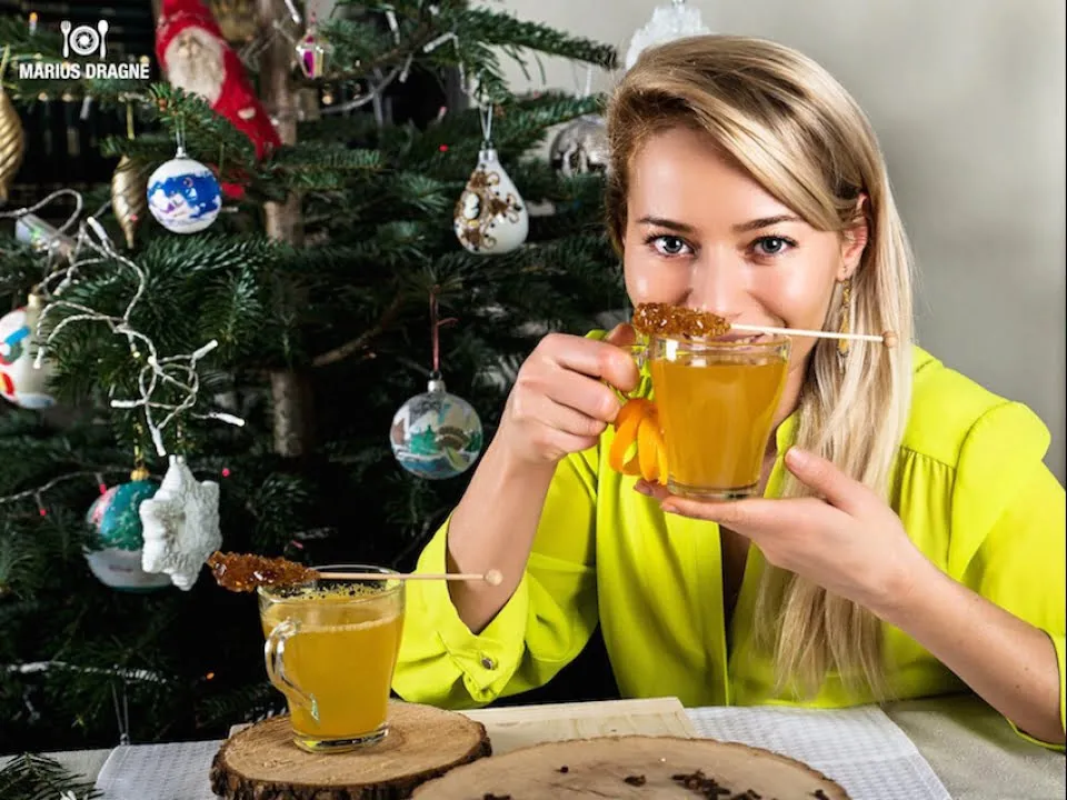 Laura Cosoi te invata cum sa faci cel mai bun vin fiert. Ai nevoie de cateva ingrediente si e super delicios