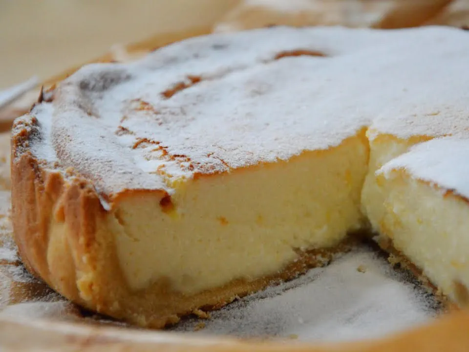 O reteta usor de preparat si delicioasa – prajitura cu branza si stafide! Ai nevoie de cateva ingrediente
