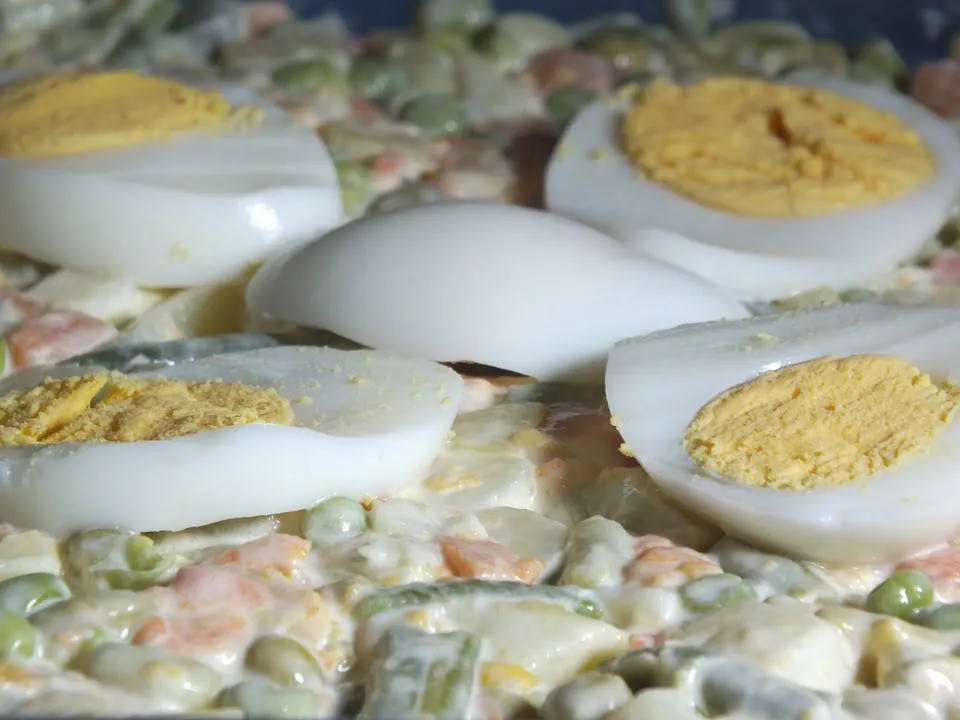 Iti lingi degetele de placere! Salata a la russe, un deliciu