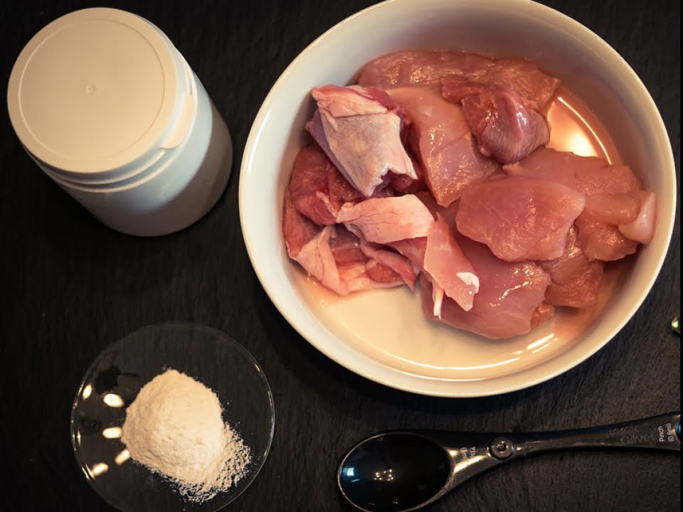 Iti lingi degetele de placere! Cum gatesti piept de curcan in sos de lamaie, mustar si vin