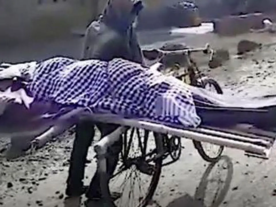 Un baiat de 17 ani, sarac lipit, si-a carat mama moarta 5 km, pe bicicleta, pana la groapa sapata tot de el