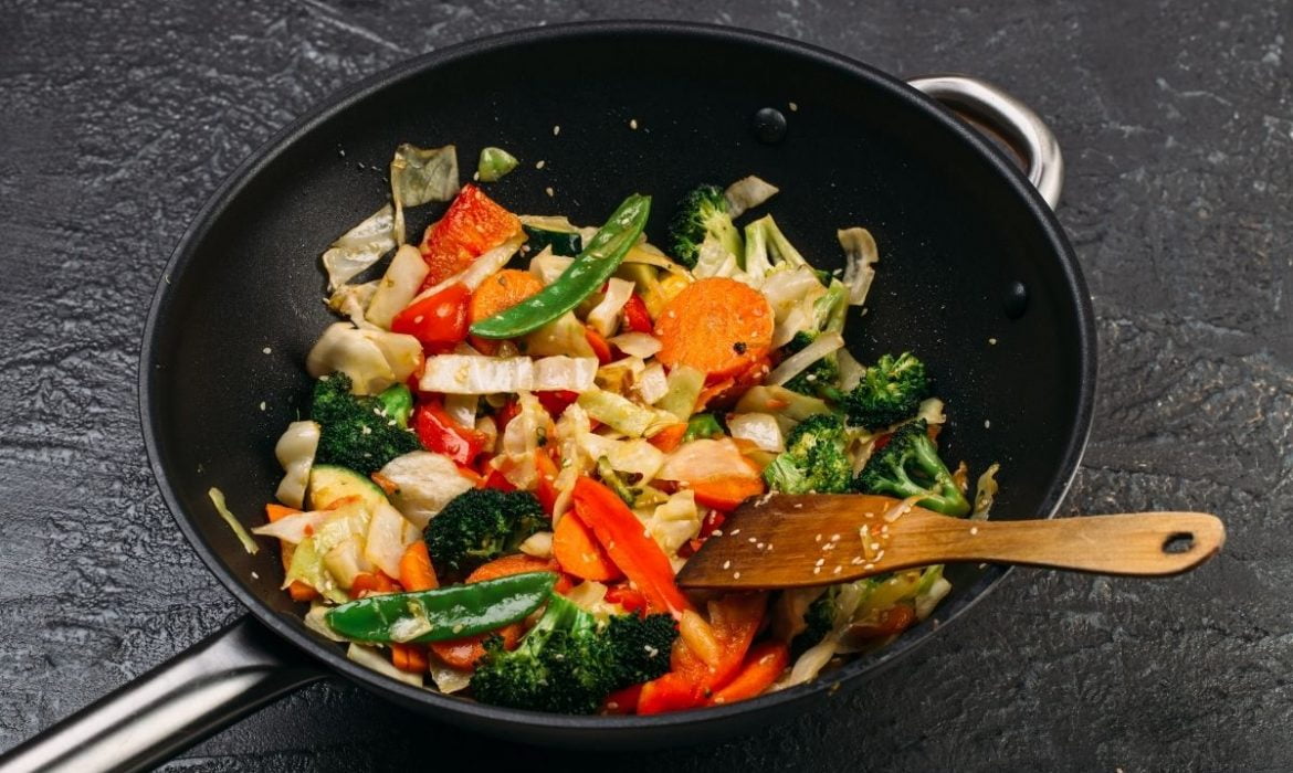 Ce se poate gati in tigaia wok. 3 retete simple si sanatoase