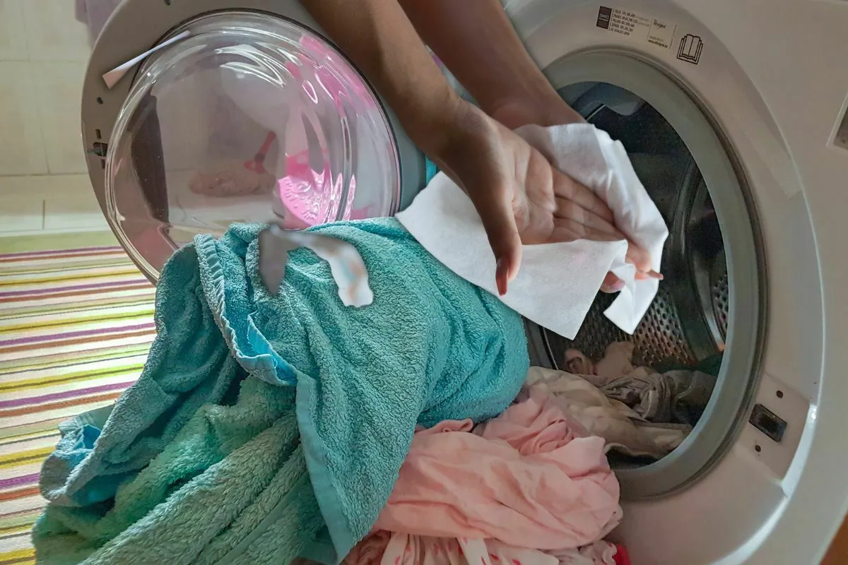 Pune servetele umede in masina de spalat. Trucul pe care trebuie sa il incerci neaparat. Ce se intampla, de fapt, cu rufele