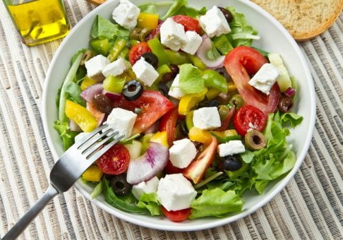 Salata greceasca in 5 minute. Cea mai simpla reteta, rapida si gustoasa