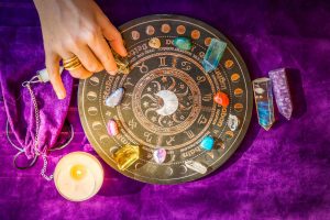 Horoscop de weekend 20-21 august 2022. Zodia Taur primeste bani, iar zodia Leu pleaca la un drum lung