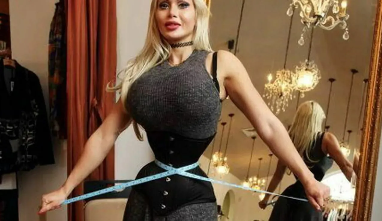Femeia care a uimit internetul. Cum arată Pixiee Fox după ce și-a scos 6 coaste și și-a făcut nenumărate operații estetice