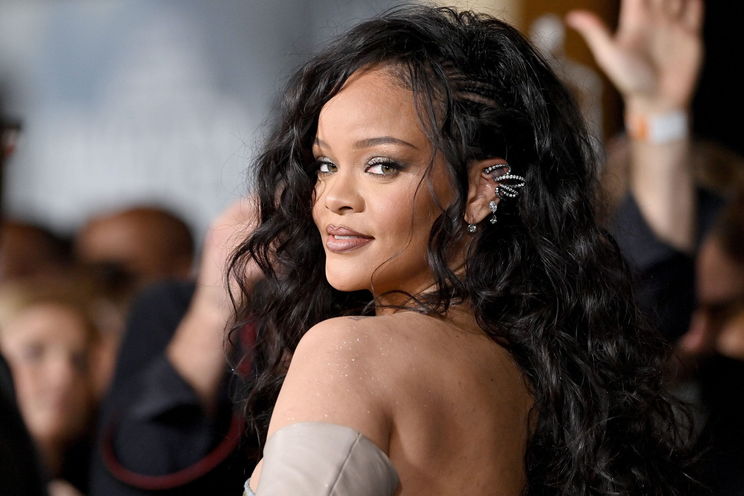 Rihanna își arată burtica goală într-o haină de blană impresionantă la petrecerea aniversară a unui miliardar din New York, împreună cu iubitul A$AP Rocky