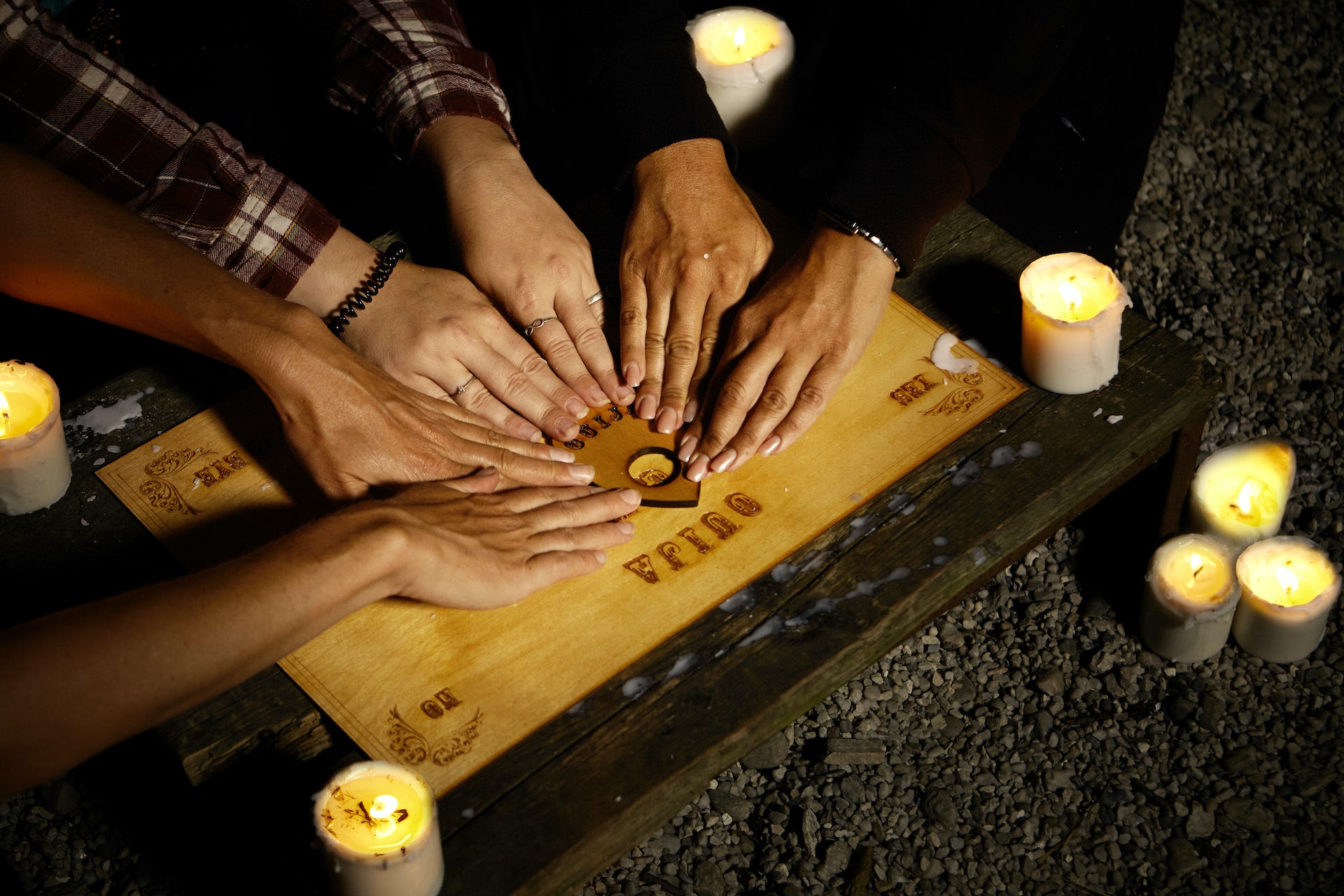 Plăcile Ouija: trei factori care ar putea explica de ce funcționeză pentru unii