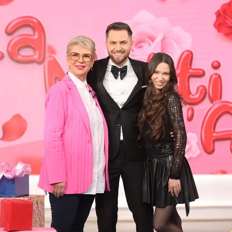 Teo surprinsă de ziua ei, fiica Maya a complotat cu colegii mamei ei