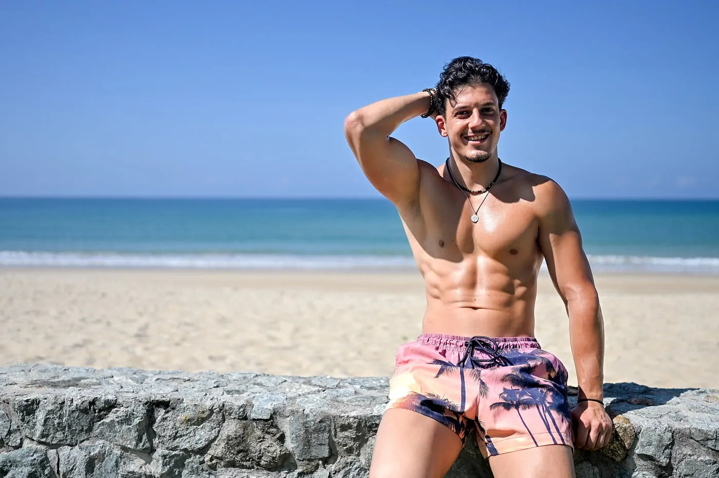 Surpriză la ”Insula iubirii”: Vlad Ghermănescu, un pompier din Brașov, e una dintre cel mai sexy ispite