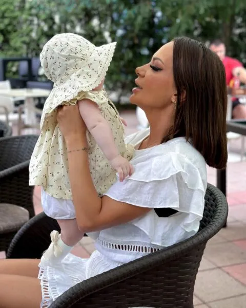 andreea antonescu cu fiica mica