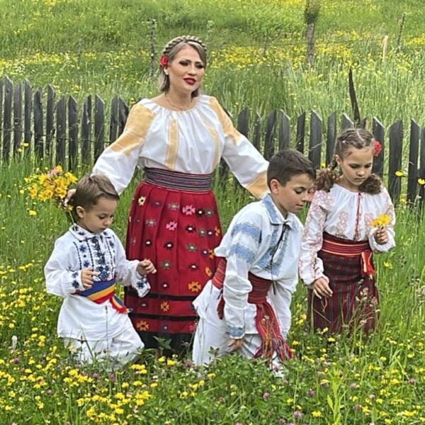mirela vada cu cei trei copii ai ei