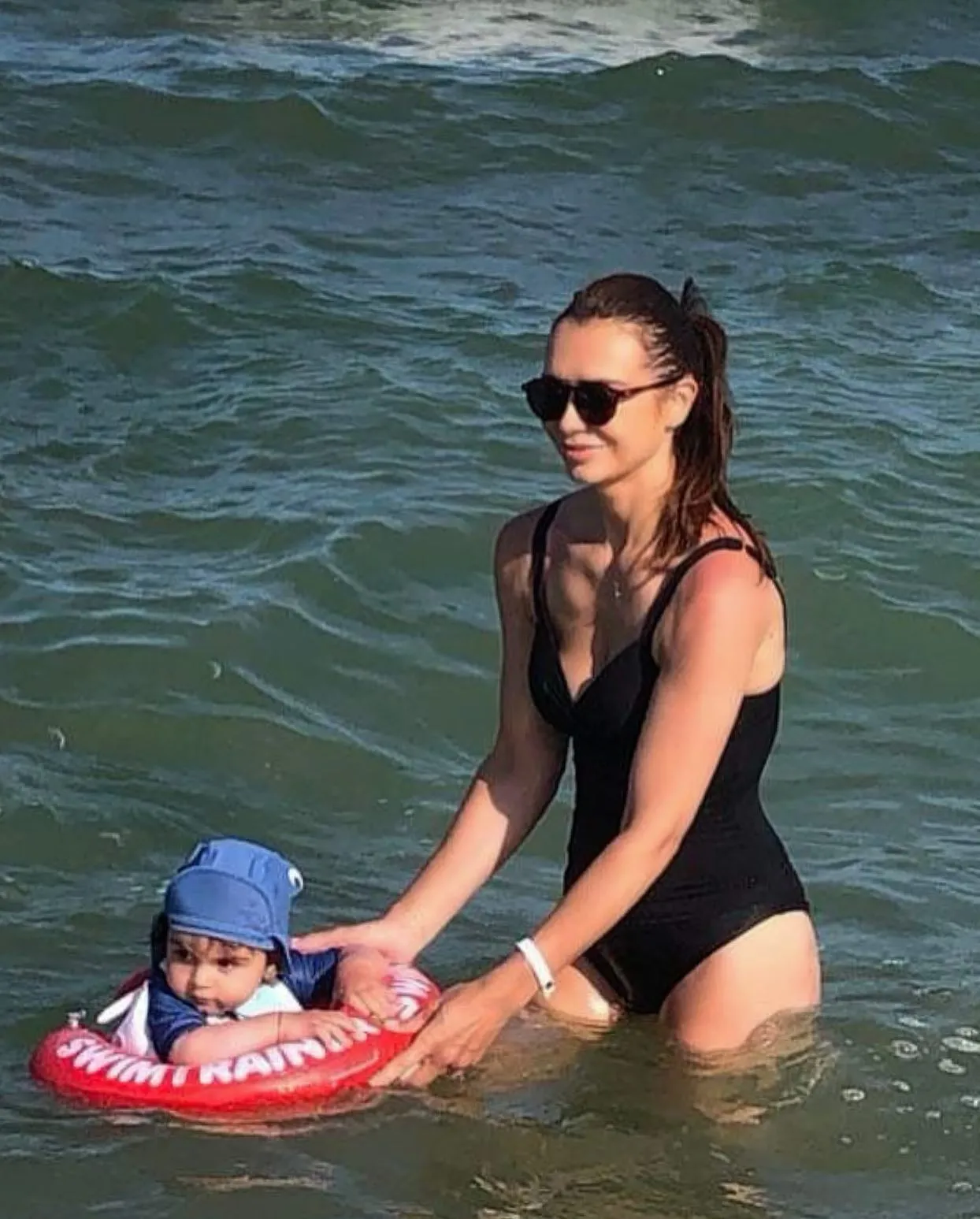 stirista magda palimariu cu fiul la mare
