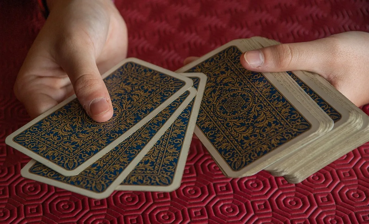 Ghid simplu care te ajută să începi să citești cărțile de tarot