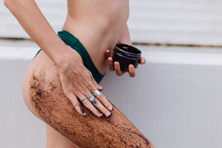 Cum să scapi de pielea neagră de pe coate și genunchi: 10 remedii naturale