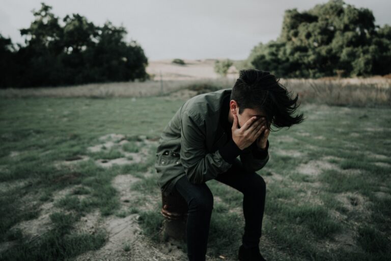 Depresia la bărbați: 5 semnale pe care să le recunoști