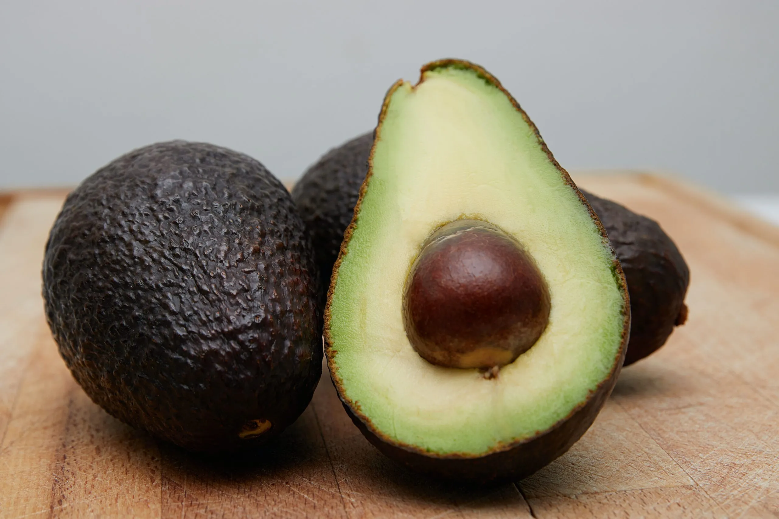 Mai frumoasă  cu ajutorul avocadoului. Cum te poate ajuta