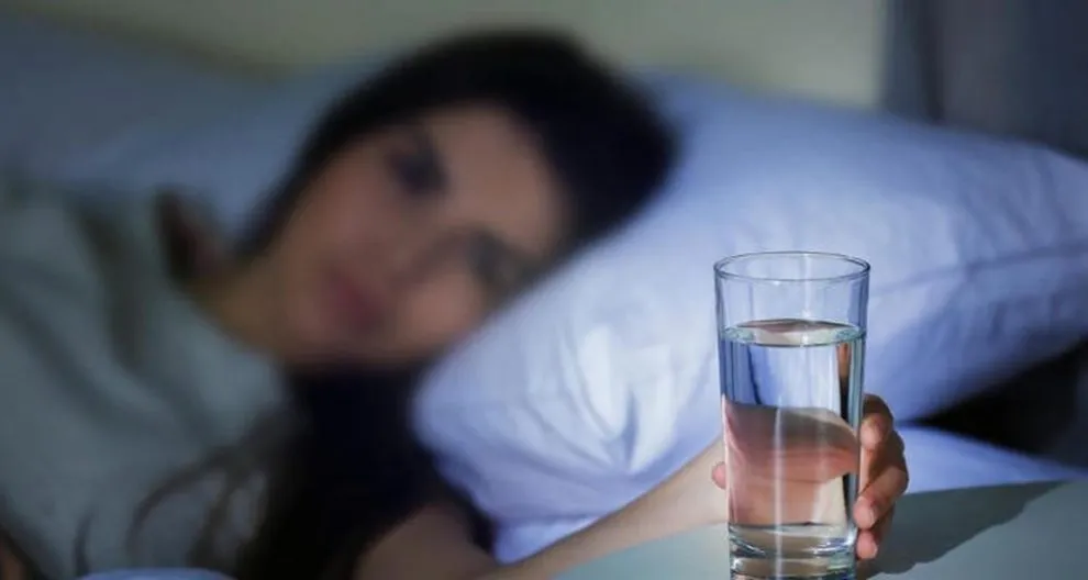De ce nu trebuie să bei apă noaptea. Ce efecte are organismul
