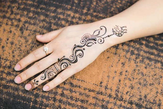 Tatuajul cu henna, eleganță orientală. Cateva sfaturi