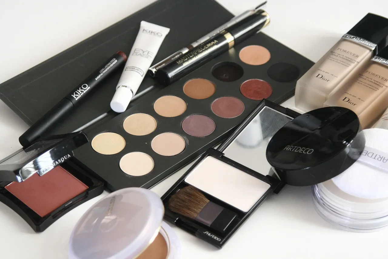 9 produse cosmetice care nu trebuie să-ți lipsească din machiajul de seară