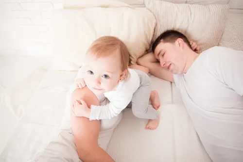 Proaspăt părinte? Iată 10 sfaturi care te vor ajuta să faci faţă mai uşor acestei provocări