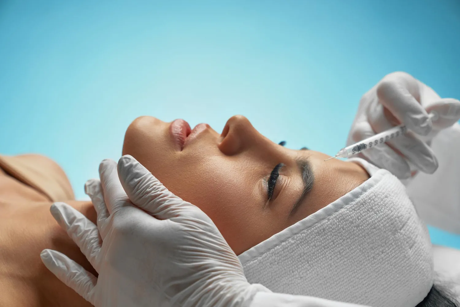 Botox: avantaje și dezavantaje. Ce trebuie să știi înainte să încerci