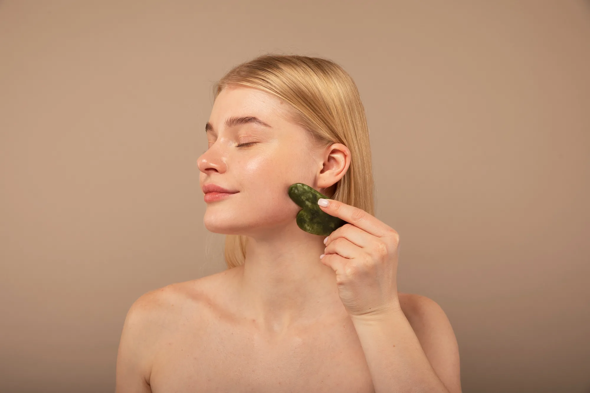 Masaj facial cu Gua Sha pentru un ten perfect