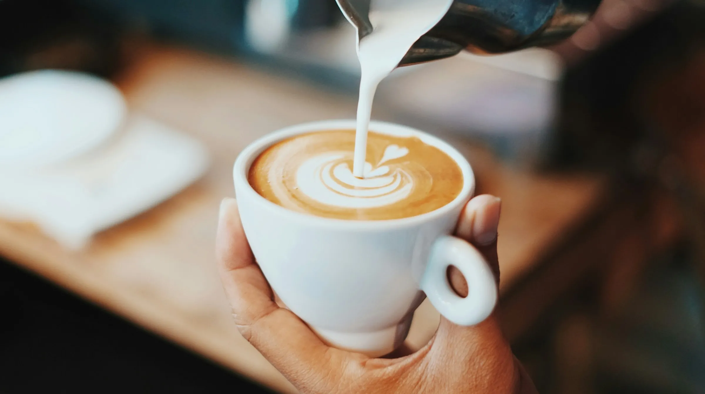 Ce să pui în cafea ca să scapi de senzația de balonare. Nu costă mult și găsești în fiecare magazin