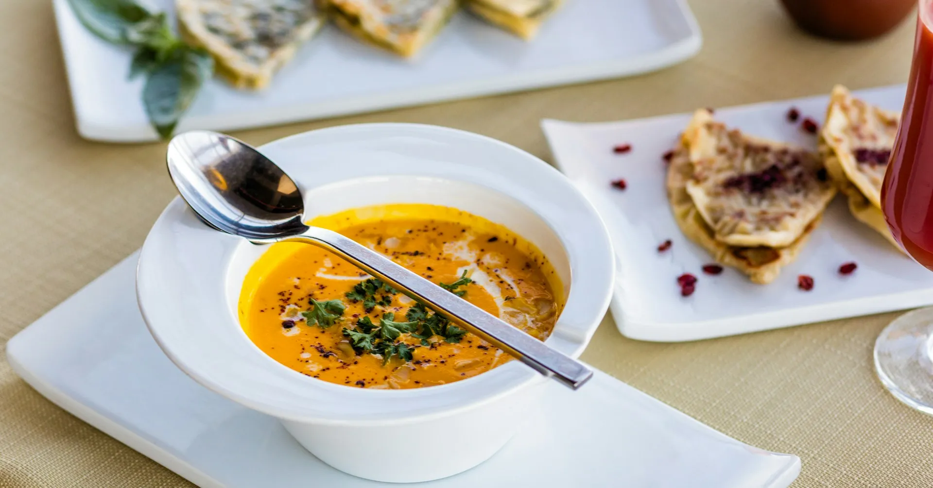 Câte calorii are ciorba de legume? Este recomandată la dietă?