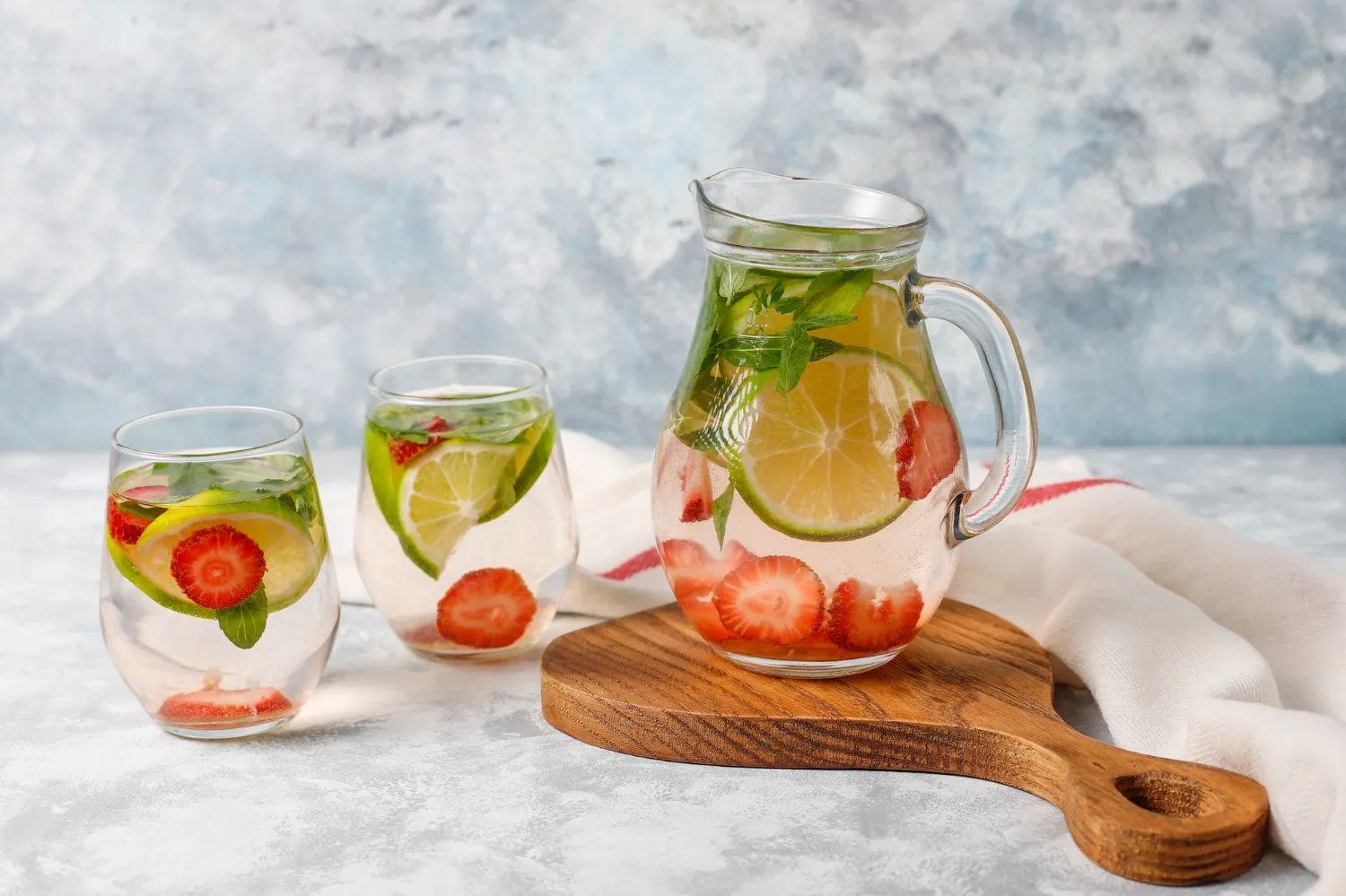 Idei de apă infuzată. Descoperă beneficiile acestei băuturi