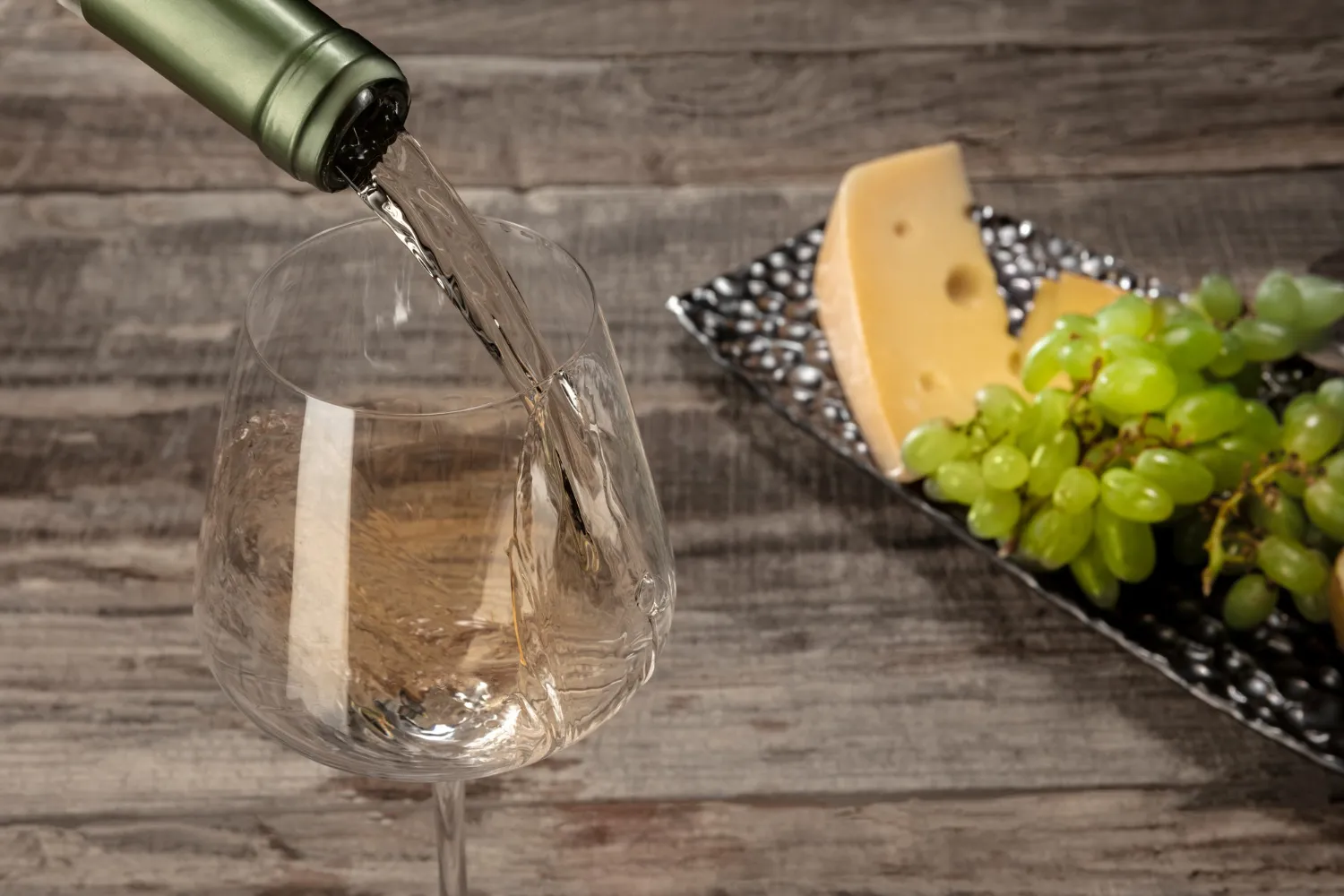 Câte calorii are un pahar cu vin alb? Beneficii asupra sănătății ale consumului moderat