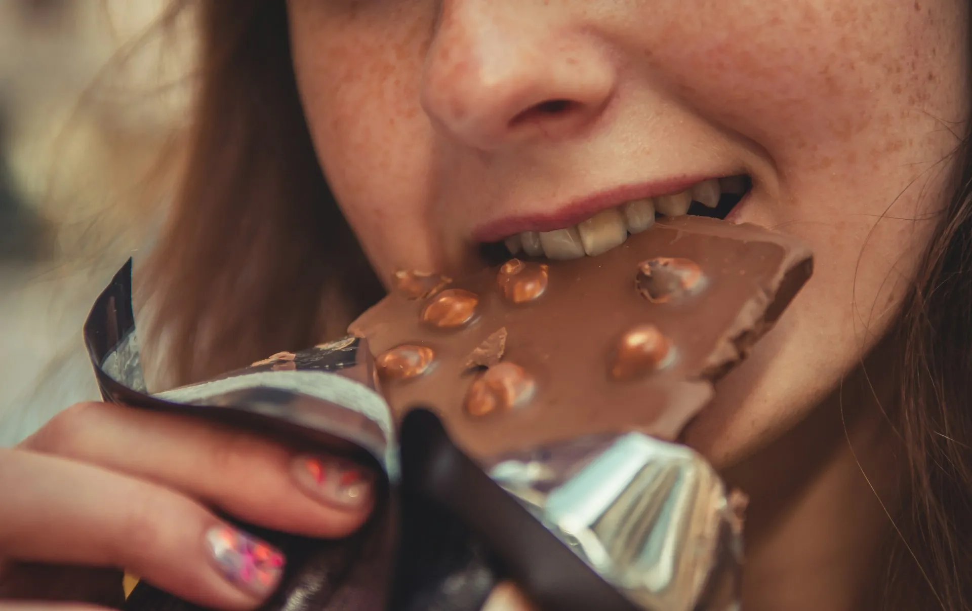 5 semne că mănânci pe fond emoţional fără să-ți dai seama