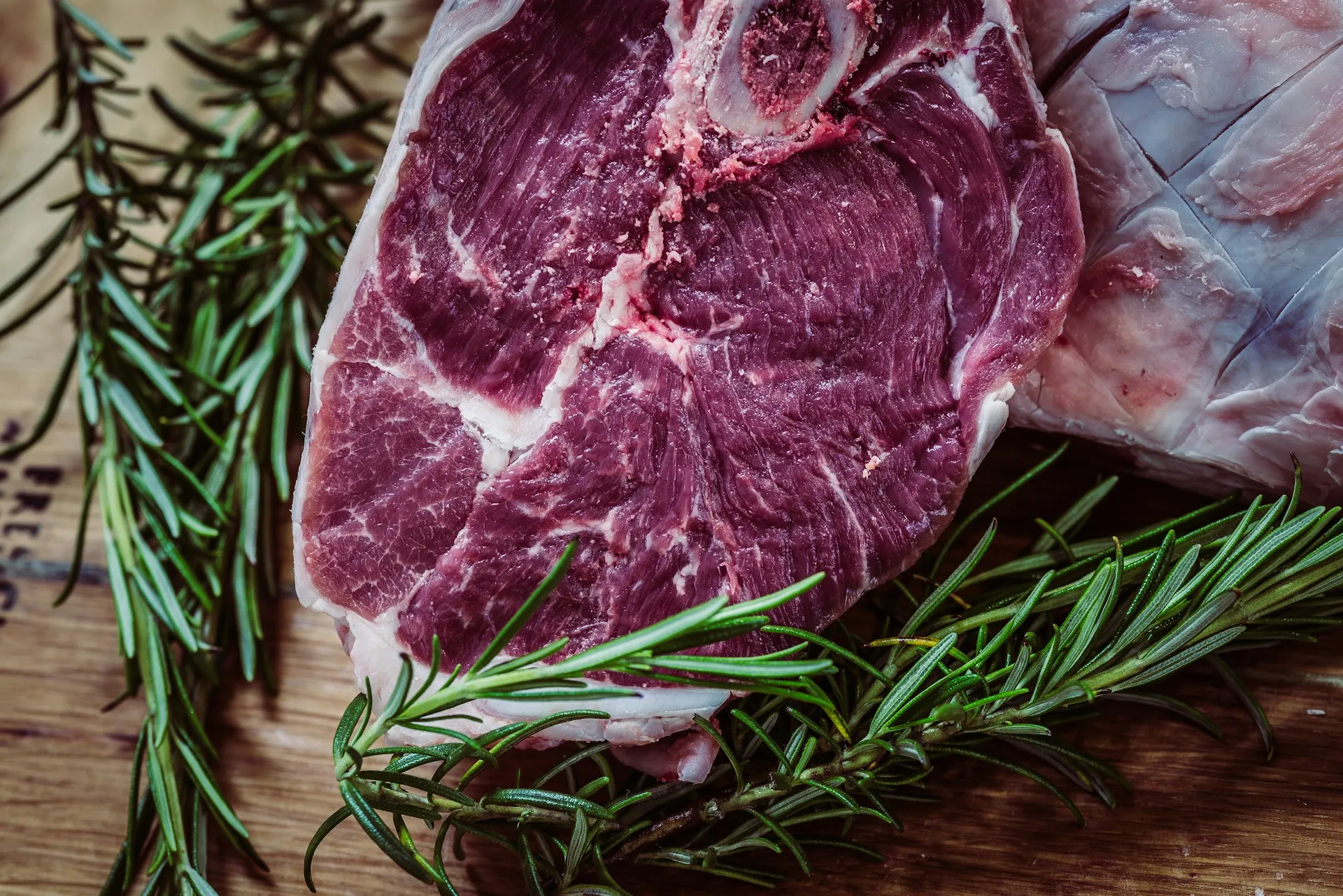 Atenție la dietă! Consumul de carne roșie crește riscul de cancer de colon la tineri