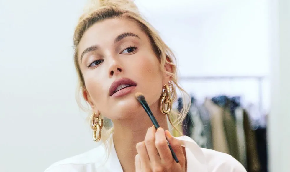 Hailey Bieber dezvăluie un must-have pentru o piele impecabilă în sezonul estival!