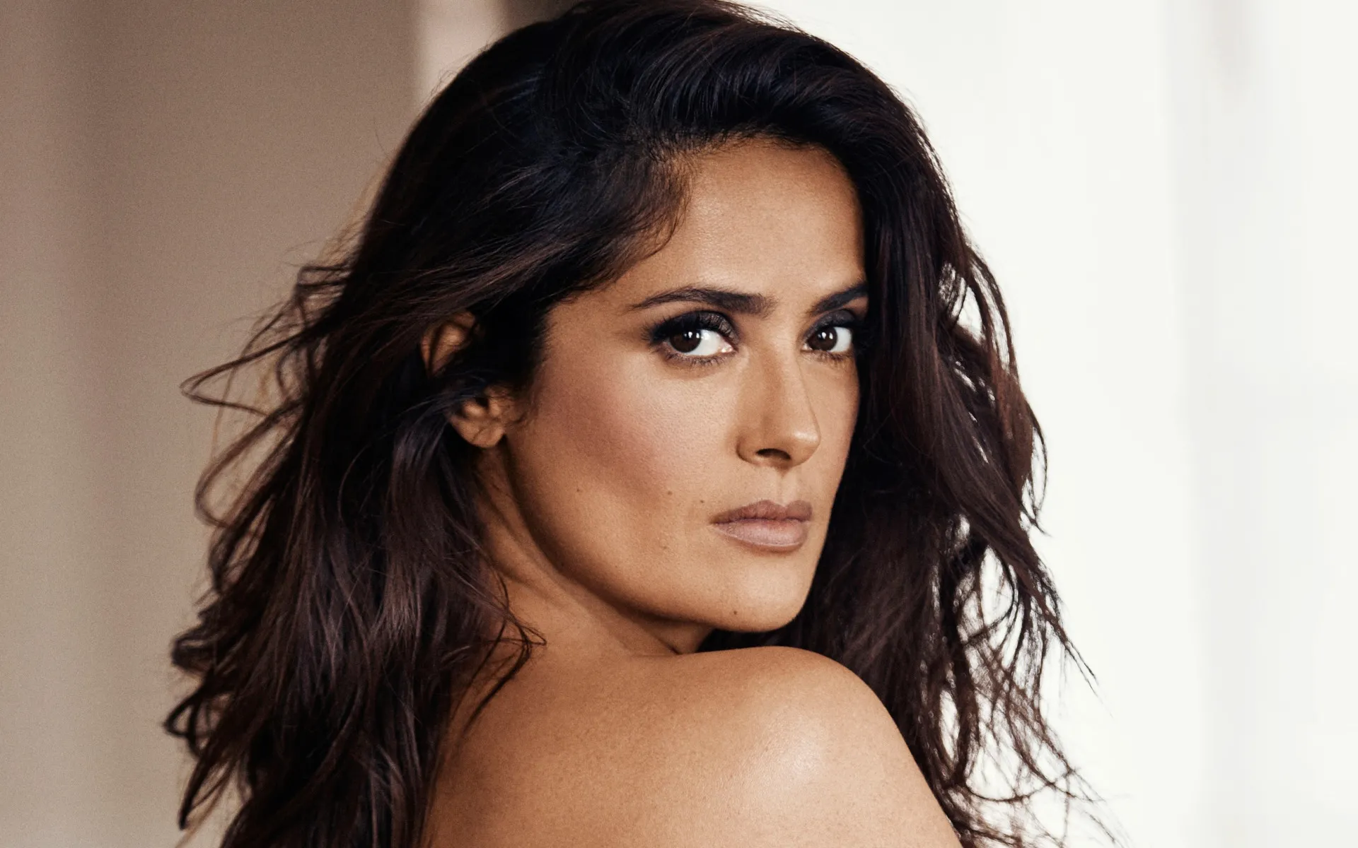 Salma Hayek, spectaculoasă la 58 de ani! Descoperă cum se prezintă actrița în bikini pe coperta Sports Illustrated – BRAVOnet