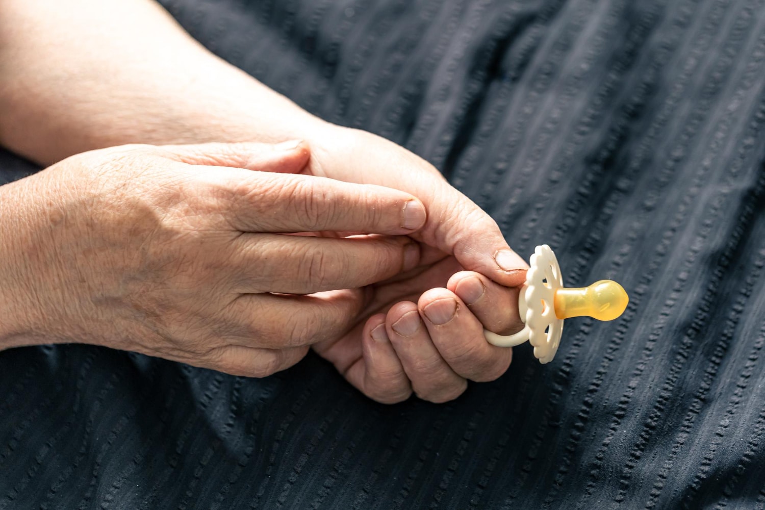 Suprimați-vă stresul cu suzetele pentru adulți: descoperiți prețul acestui nou fenomen online!