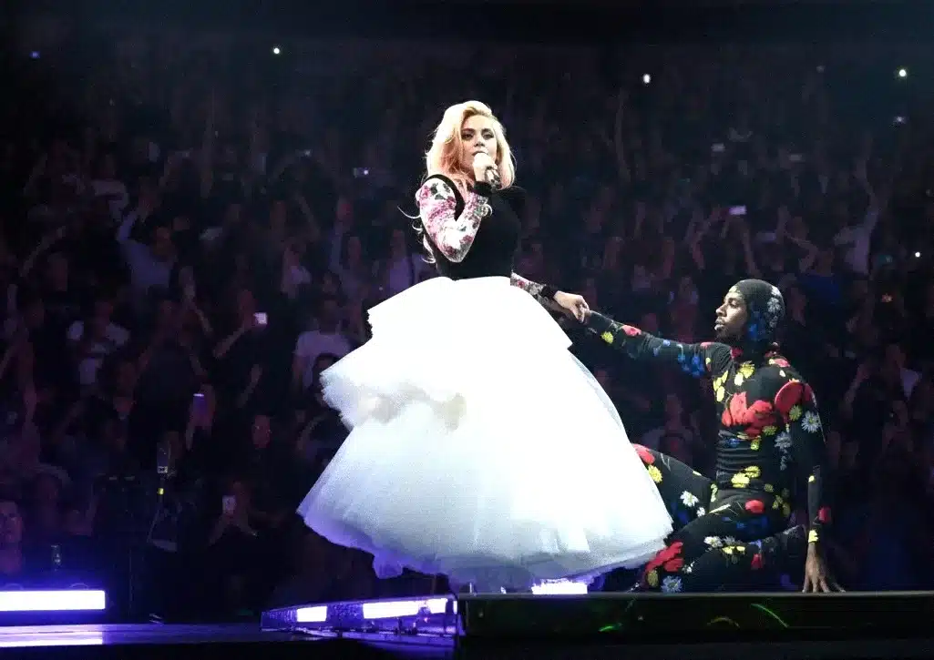 Lady Gaga și-a oprit concertul din Sydney după ce un dansator a căzut de pe scenă