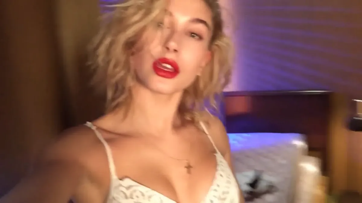 Hailey Bieber lansează noi produse Rhode în 2026