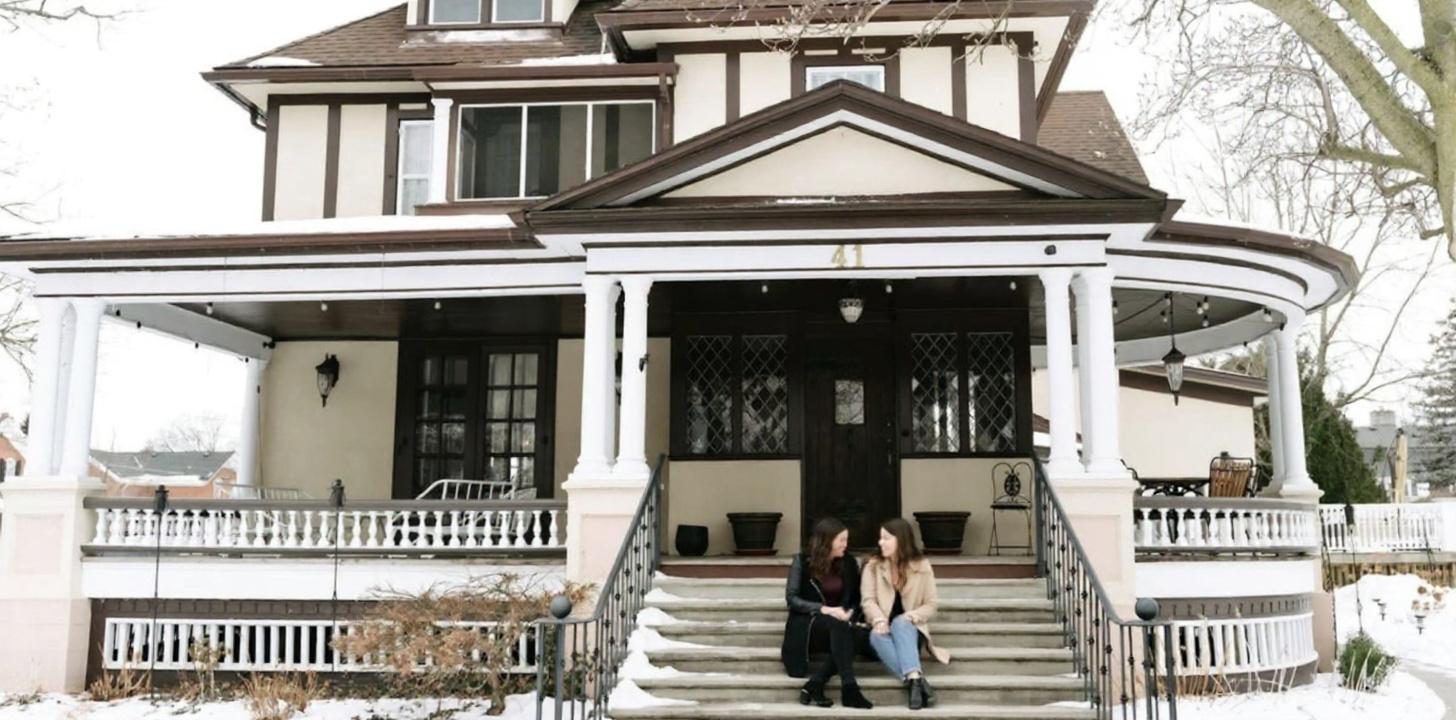 De la HR și marketing la un conac cu 100.000 fani TikTok, la 32 și 24 de ani