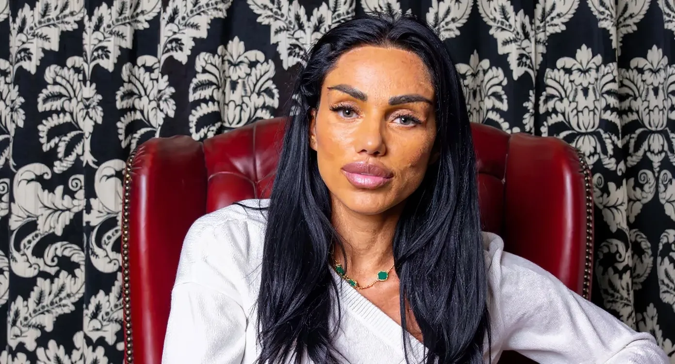 Soțul lui Katie Price – Poze false cu Musk, premii inventate și un CV plin de minciuni