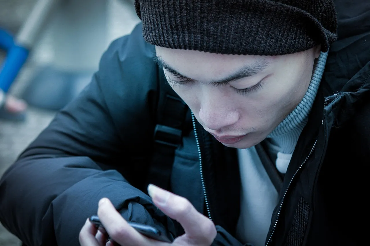 Neurocercetător – Obiceiul de pe telefon care îți programează creierul pentru distragere