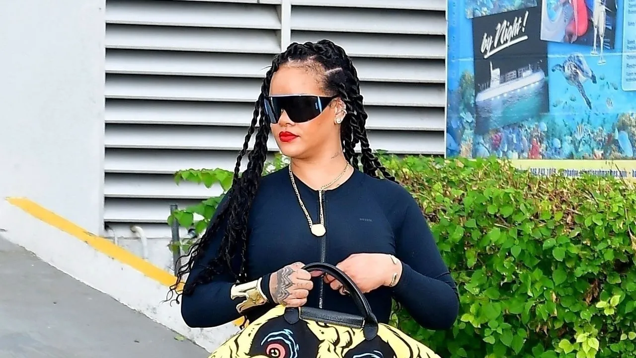 Rihanna a purtat papuci cu tocuri pe yacht în Barbados