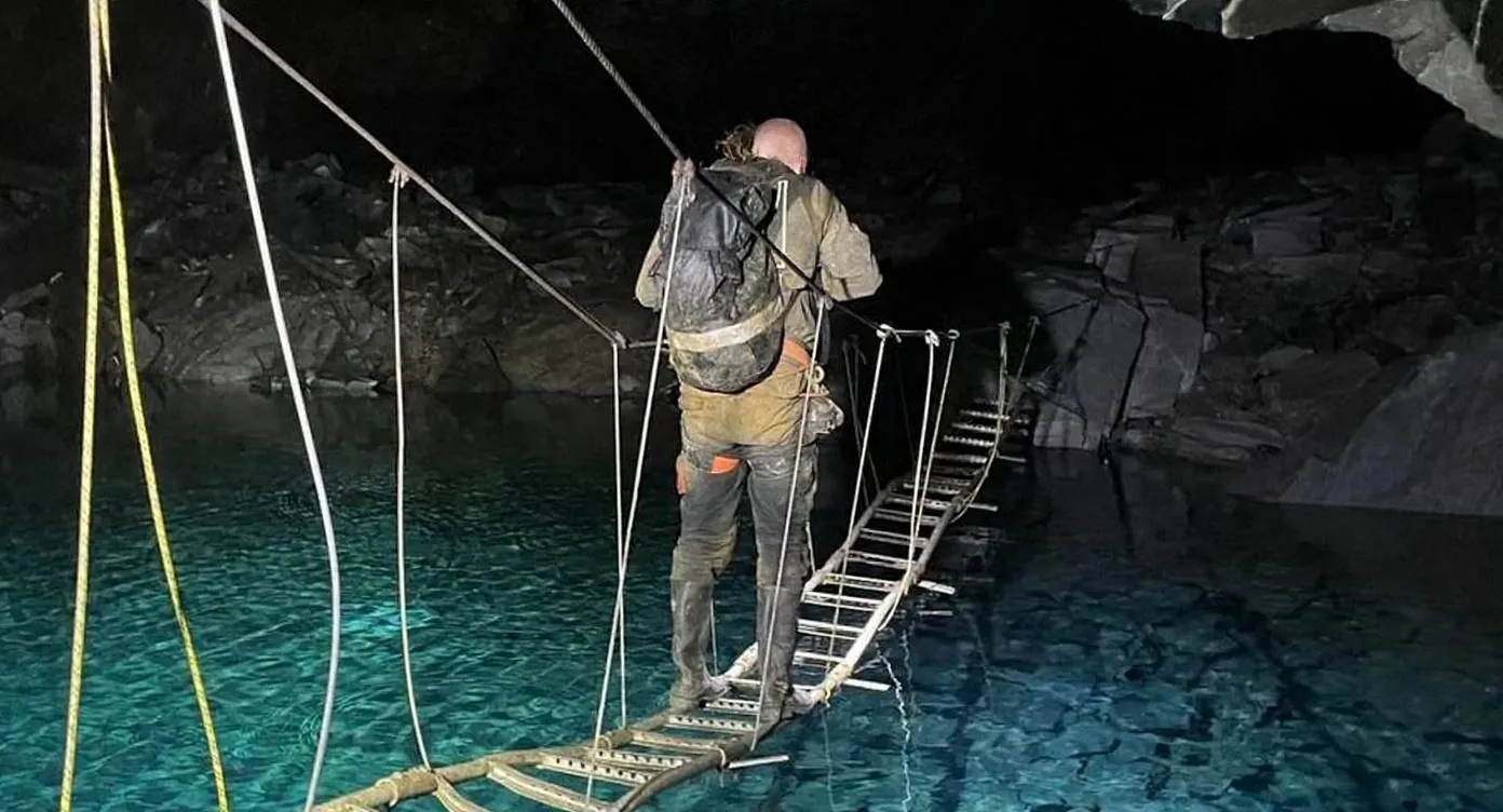 Tiroliană ruptă într-o mină din Țara Galilor – Un turist a căzut în gol pe stânci