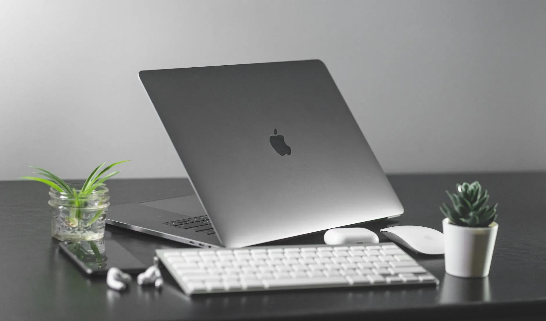 Top laptopuri Apple în 2026 pentru orice buget și nevoie