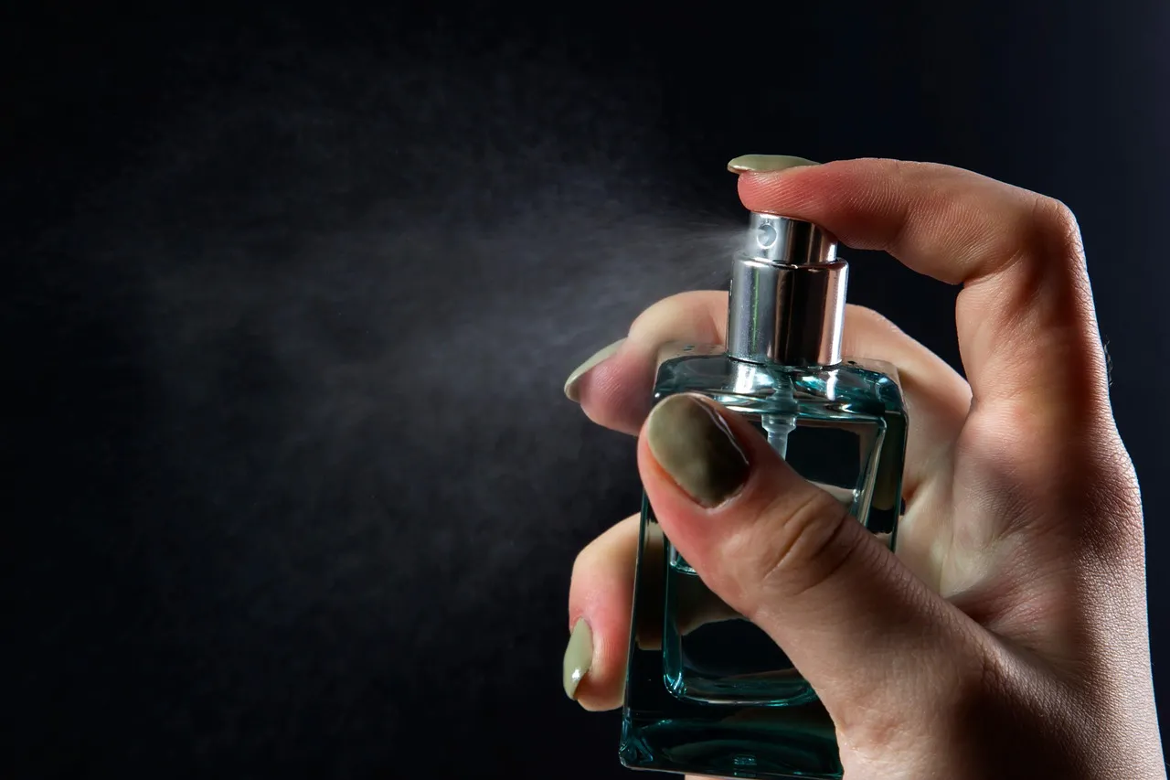 Ellis Brooklyn lansează 3 spray-uri de corp de la 28 £. Pot detrona celebrul Sol de Janeiro?