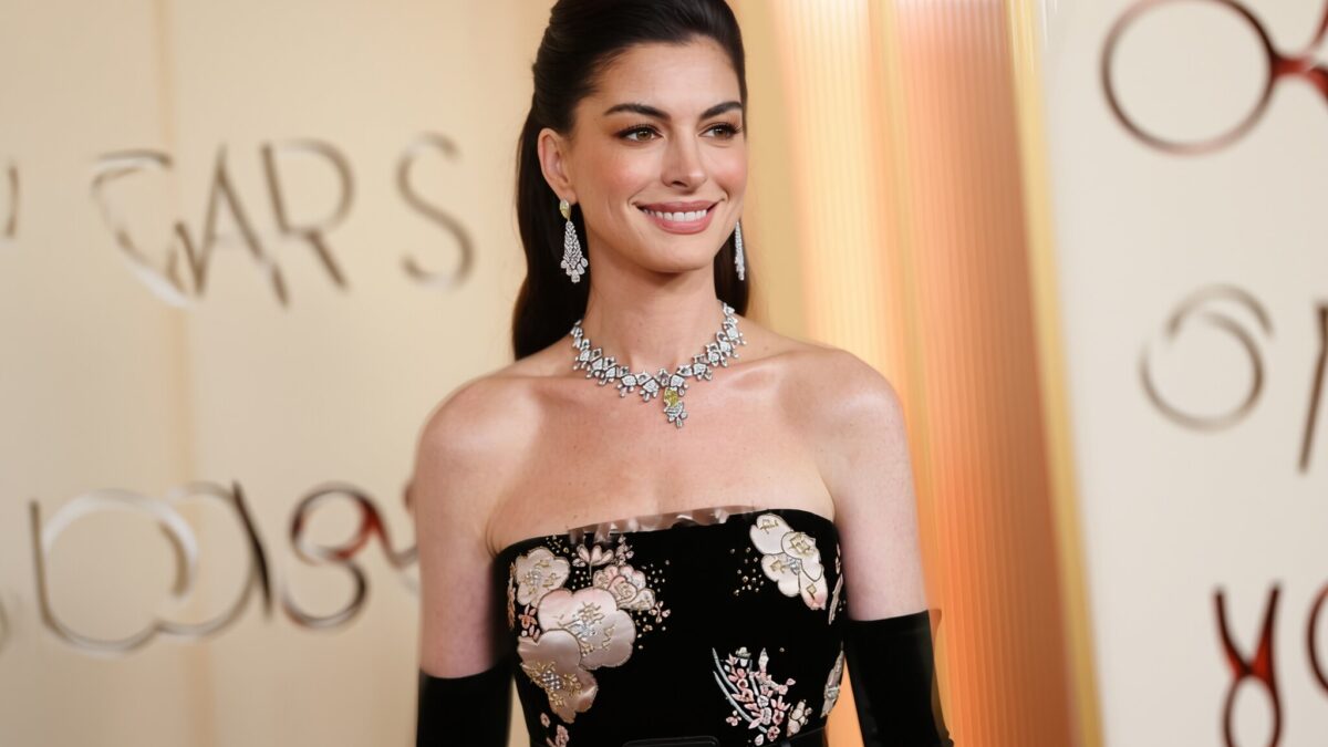 Anne Hathaway dezvaluie trucul genial pentru un lifting facial fara bisturiu