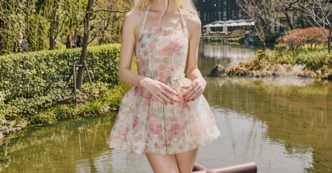 Anya Taylor-Joy surprinde în rochia șorț din colecția primăvară 2026