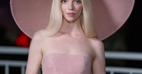 Anya Taylor-Joy aduce Prințesa Peach în 2026 cu o ținută Jacquemus și o pălărie uriașă