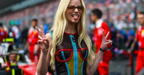 Anya Taylor-Joy renunță la roz pentru o ținută de piele din 1991 la Formula 1